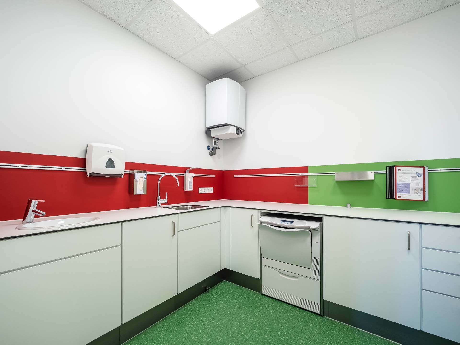 Das Relingsystem MedFlexx, erhältlich bei ip20 Praxiseinrichtung nach Maß.