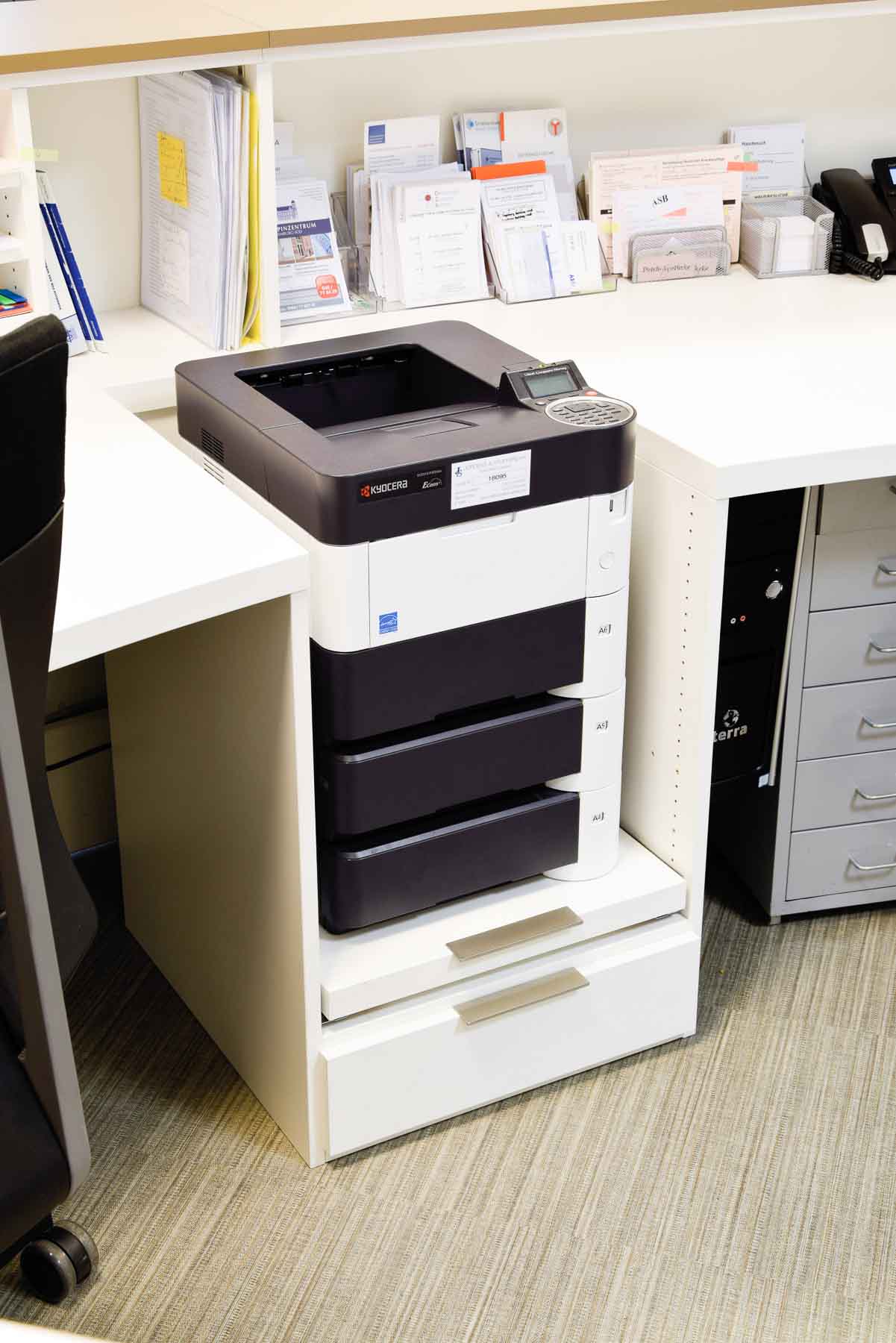 Druckerplatz von ip20 Praxiseinrichtung nach Maß.