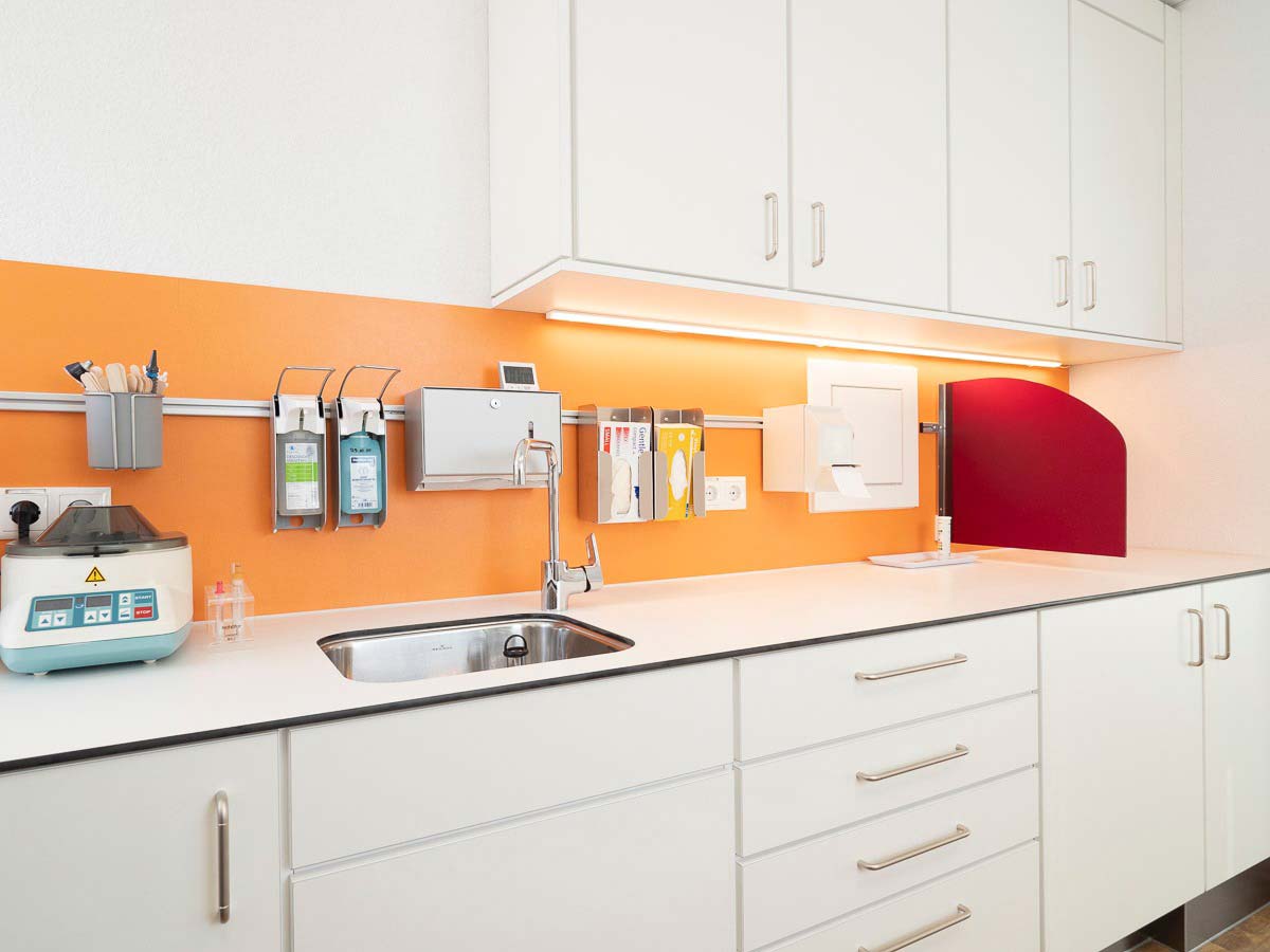 Das Relingsystem MedFlexx, erhältlich bei ip20 Praxiseinrichtung nach Maß.