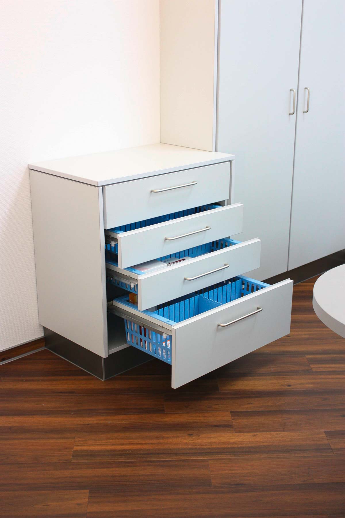 Rollcontainer von ip20 Praxiseinrichtung nach Maß.