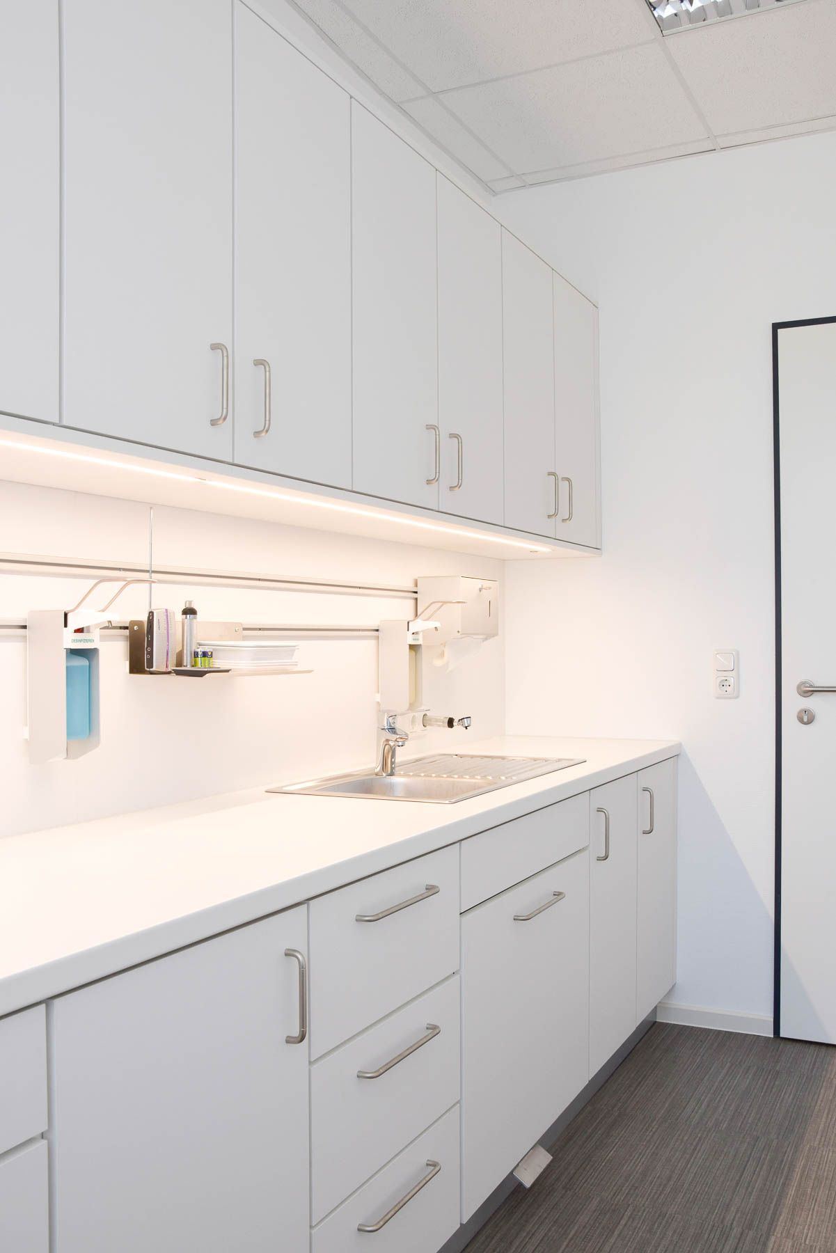 Ein Behandlungszimmer mit Möbeln von ip20 Praxiseinrichtung nach Maß.