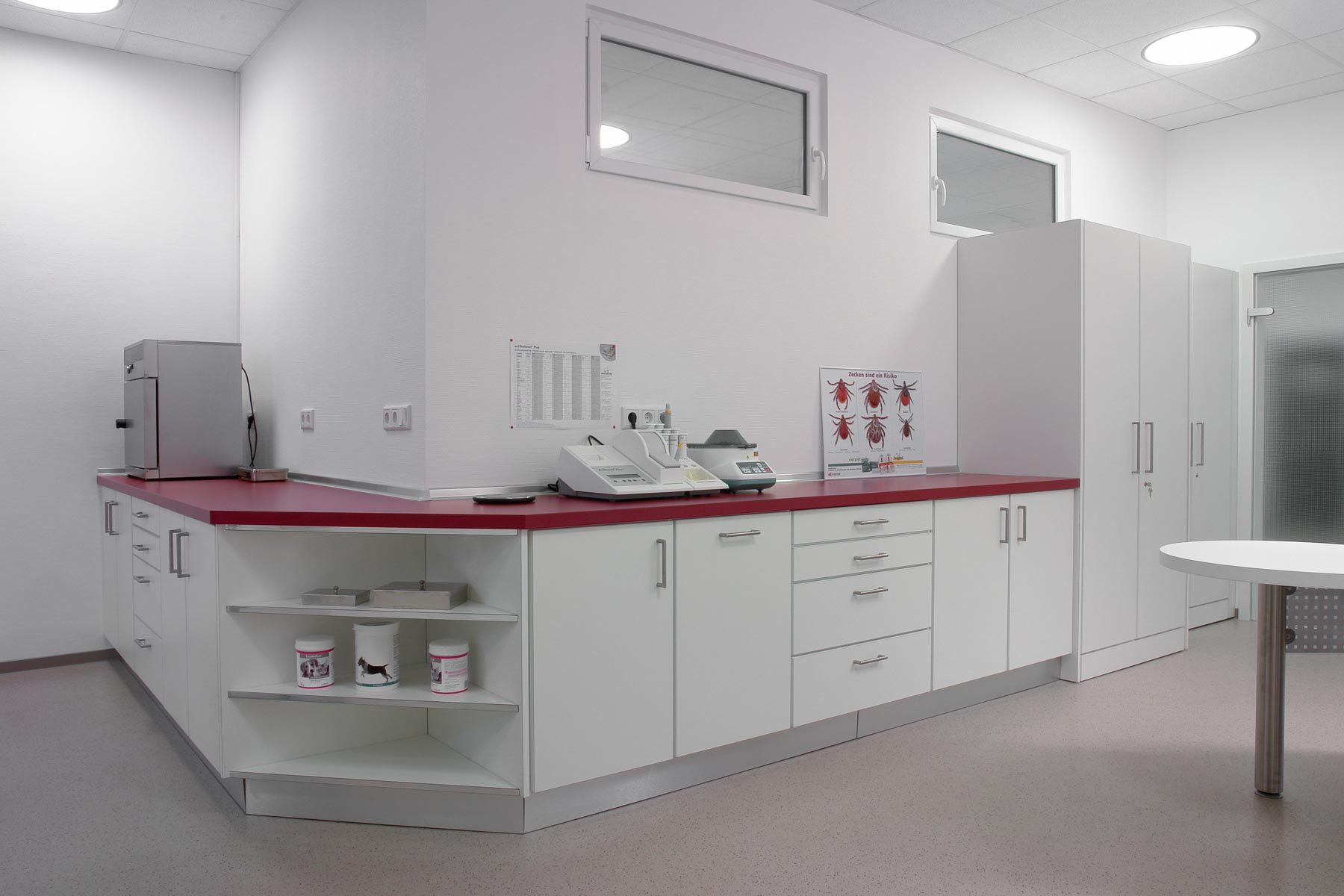 Ein Behandlungszimmer mit Möbeln von ip20 Praxiseinrichtung nach Maß.