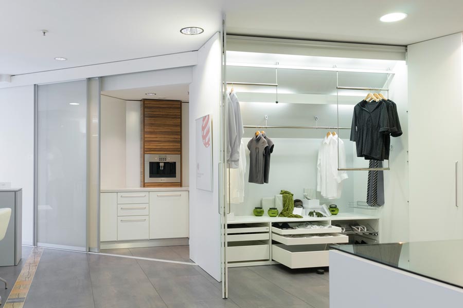 Pantry und Kleiderschrank von ip20 Möbel nach Maß.