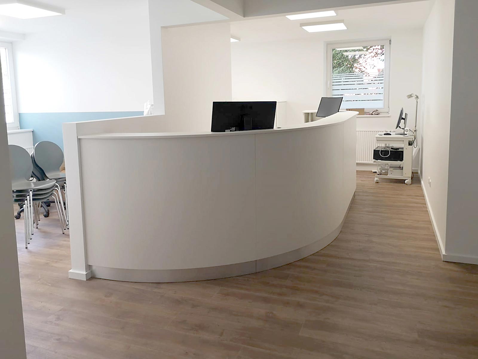 Tresen, Theke, Annahme- und Empfangstresen von ip20 Praxiseinrichtung nach Maß.