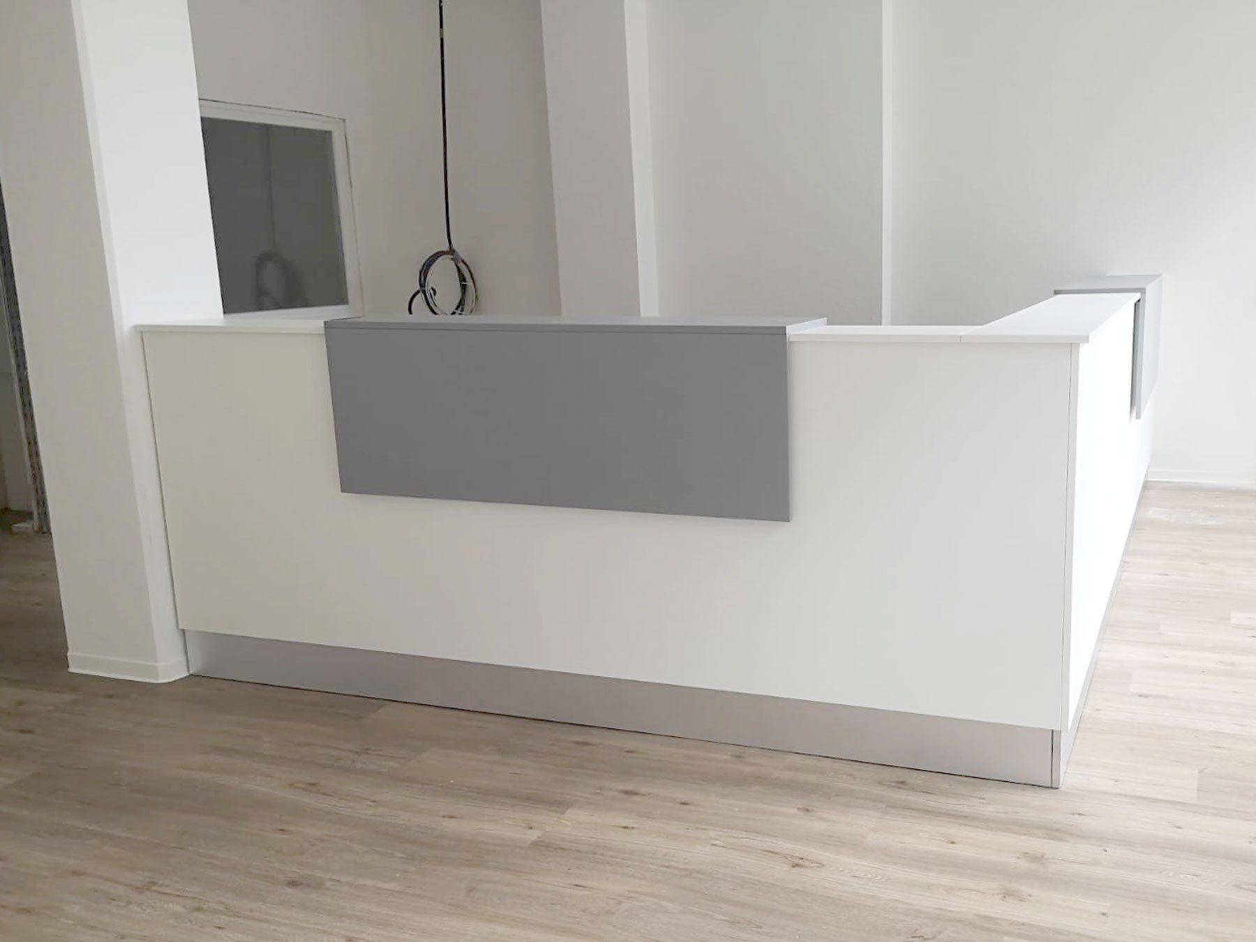 Tresen, Theke, Annahme- und Empfangstresen von ip20 Praxiseinrichtung nach Maß.