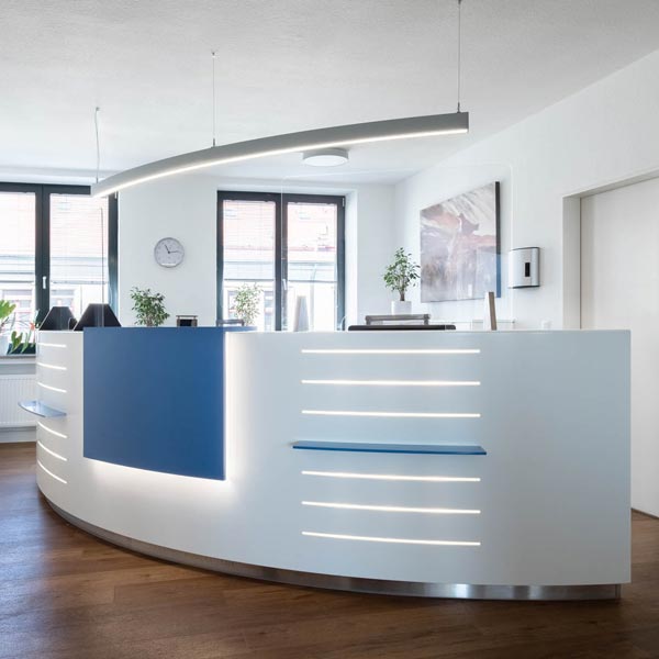 ip20 welcome: Empfangstresen von ip20 Möbel nach Maß.