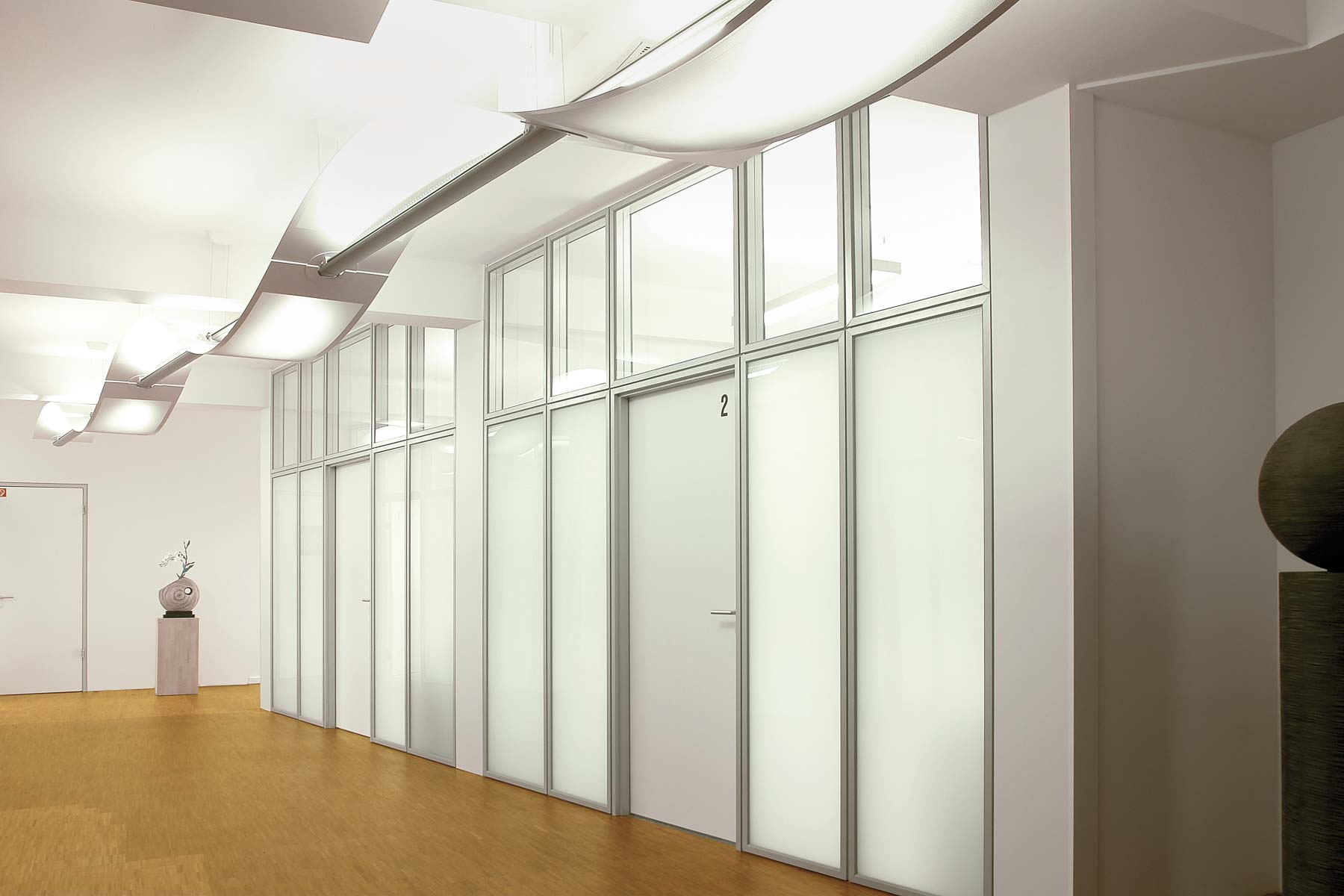 Trennwand, Raumtrennung, Raumteiler von ip20 Büroeinrichtung nach Maß.