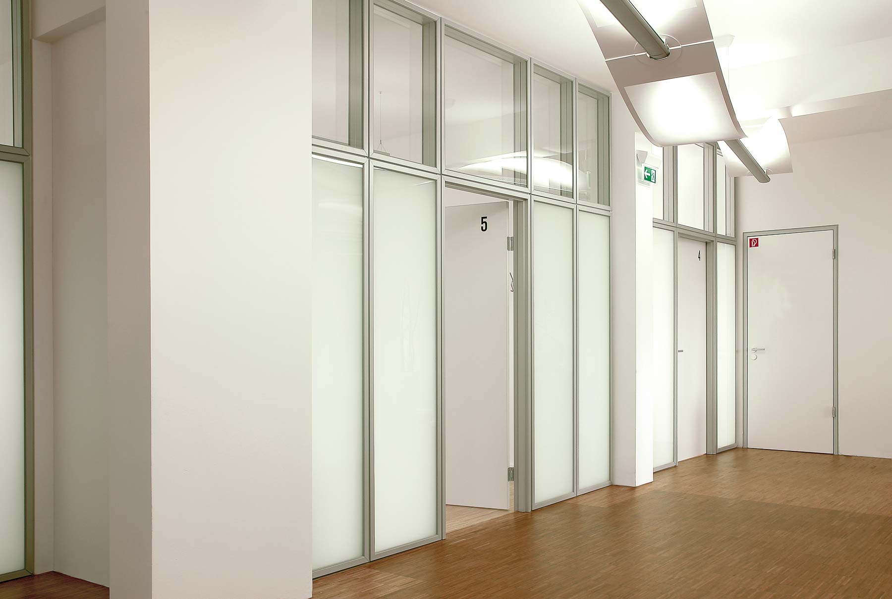 Praxisraum mit Trennwand, Raumtrennung, Raumteiler oder Trennschrank von ip20 Praxiseinrichtung nach Maß.