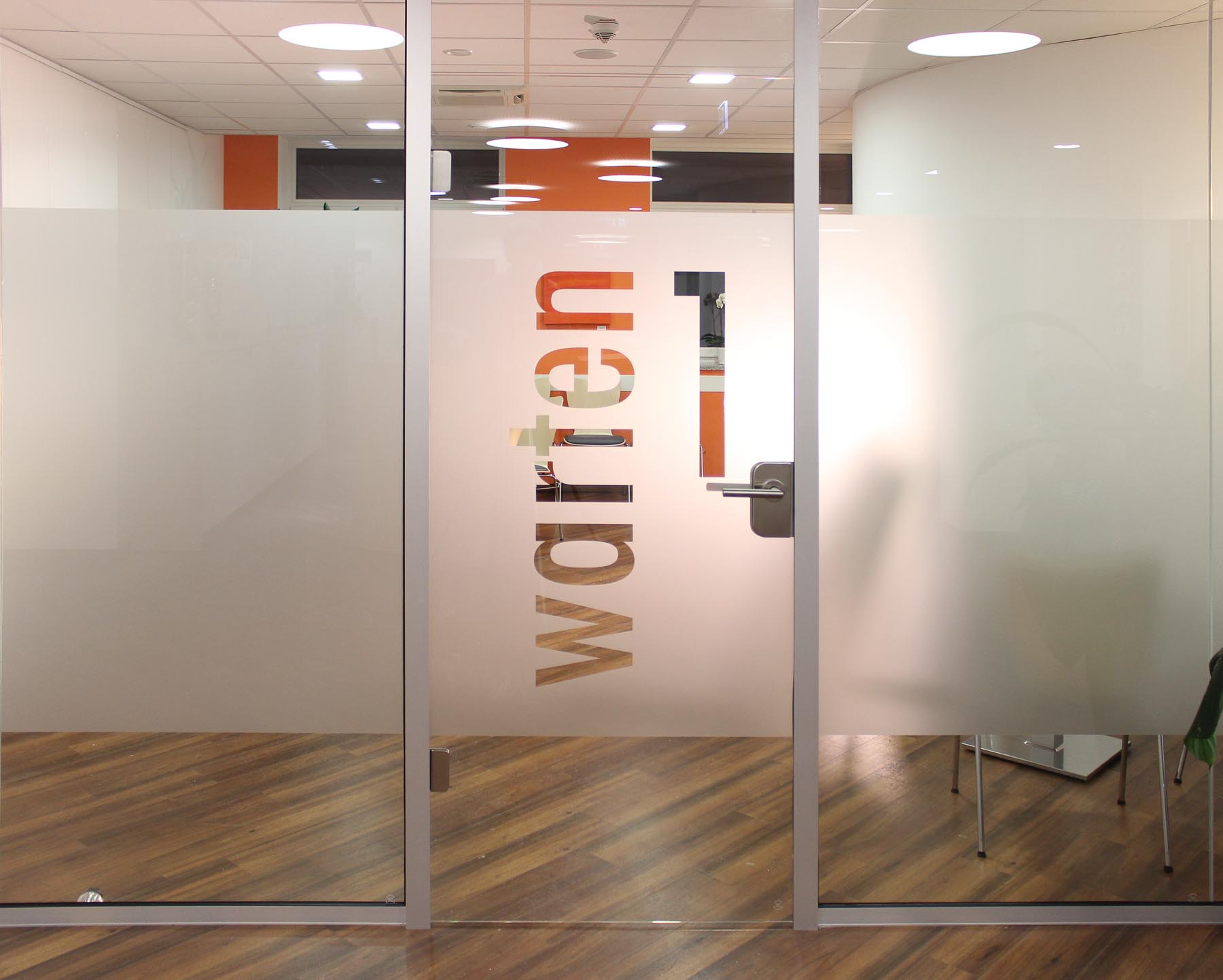 Praxisraum mit Trennwand, Raumtrennung, Raumteiler oder Trennschrank von ip20 Praxiseinrichtung nach Maß.