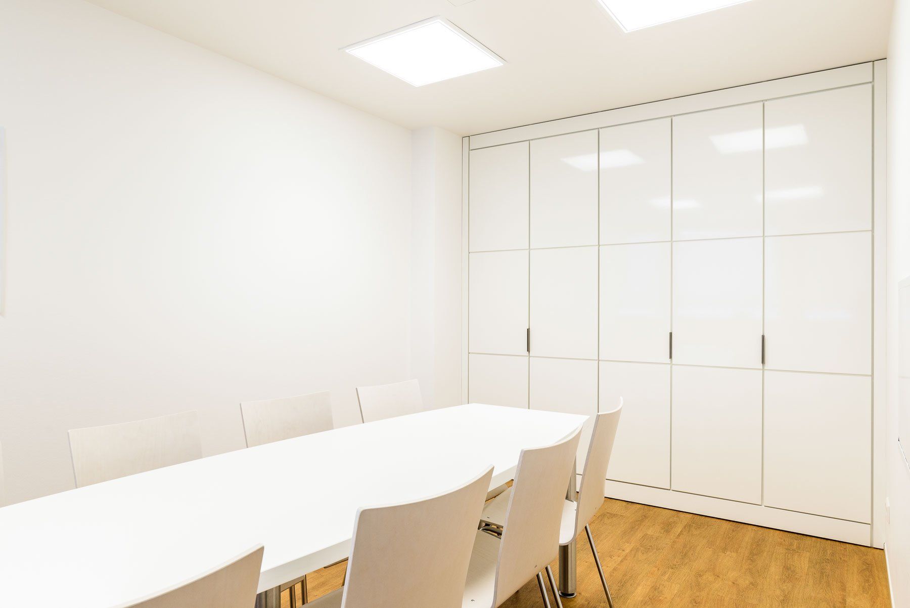 Sozialraum mit Möbeln von ip20 Praxiseinrichtung nach Maß.