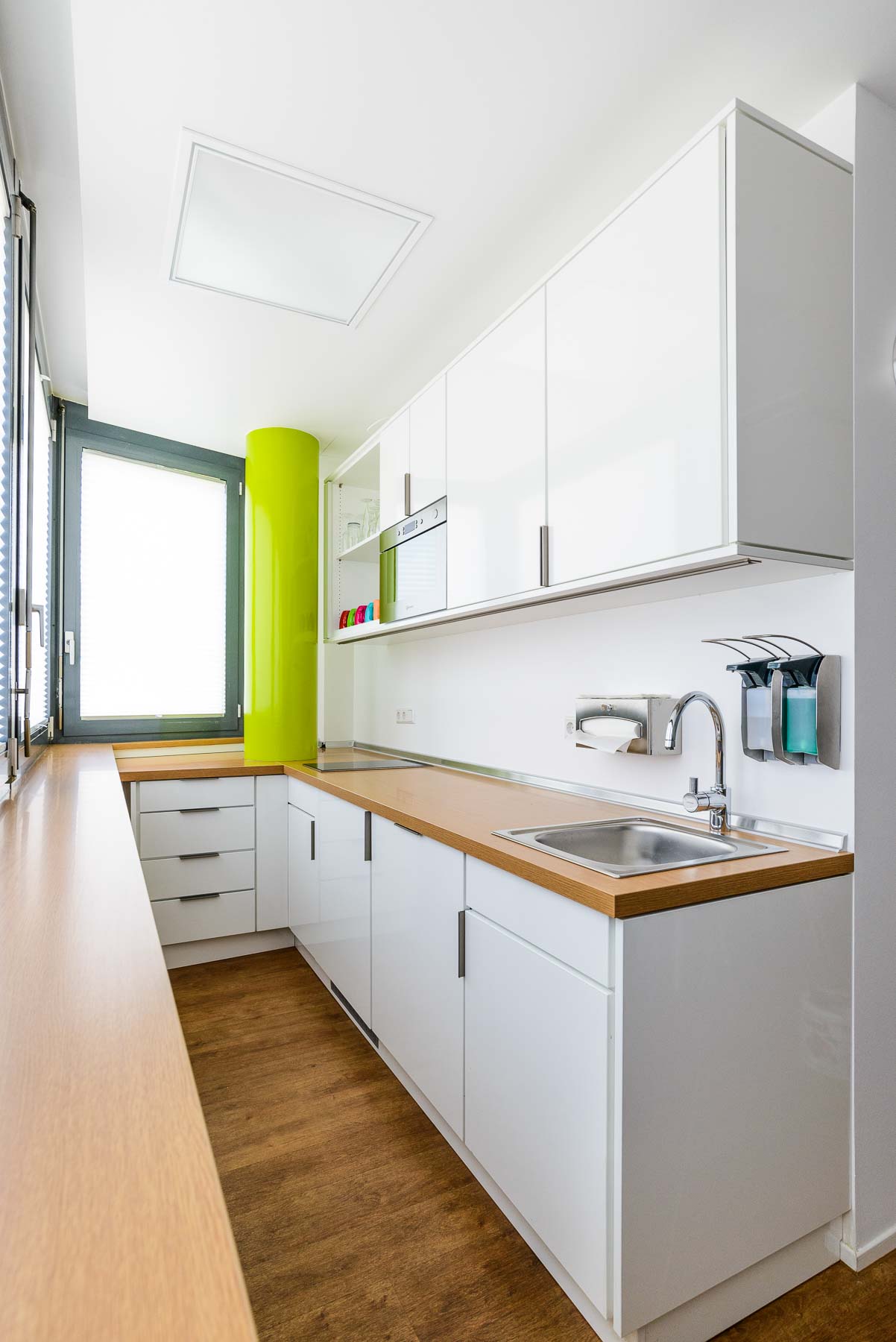 Küche oder Pantry von ip20 Praxiseinrichtung nach Maß.