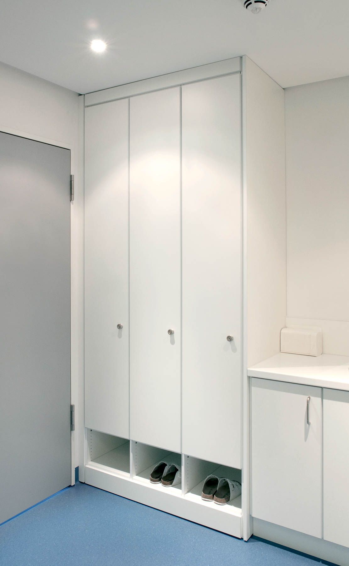 Umkleideraum mit Kleiderschrank von ip20 Praxiseinrichtung nach Maß.