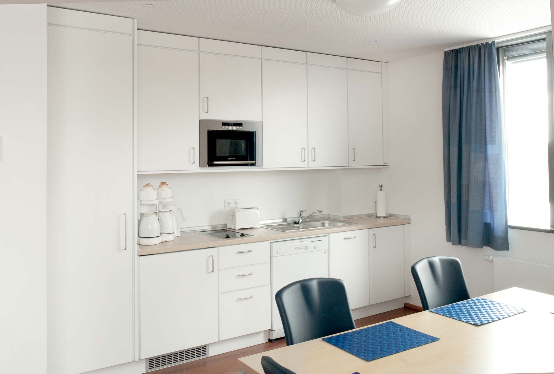 Küche oder Pantry von ip20 Praxiseinrichtung nach Maß.