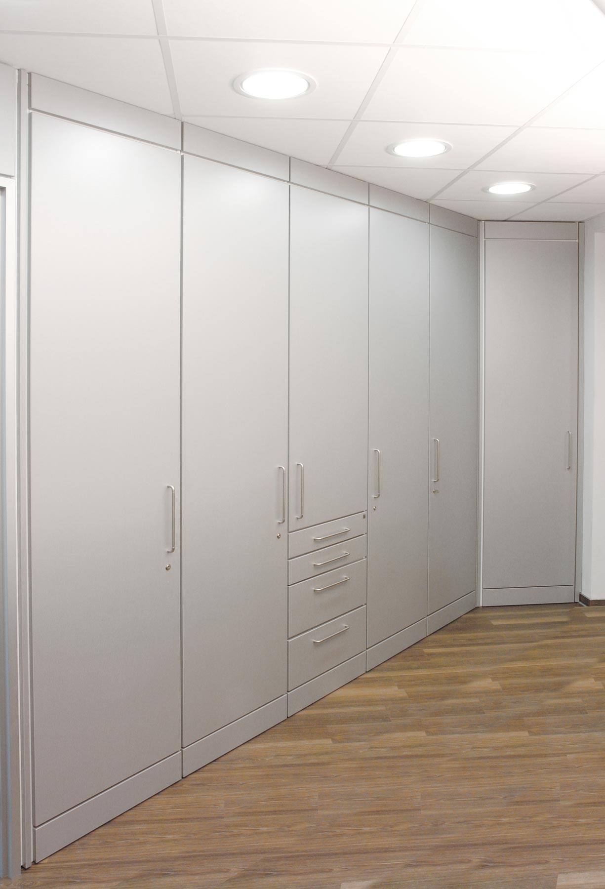 Umkleideraum mit Kleiderschrank von ip20 Praxiseinrichtung nach Maß.