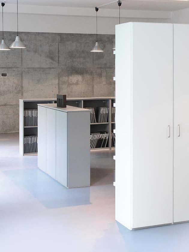 Eine Büroeinrichtung mit Schränken und Sideboards von ip20 Eine Büroeinrichtung mit Schränken und Sideboards von ip20