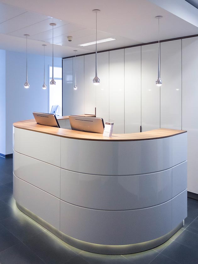 Eine Praxiseinrichtung mit Schränken und Empfangstresen von ip20 Eine Praxiseinrichtung mit Schränken und Empfangstresen von ip20