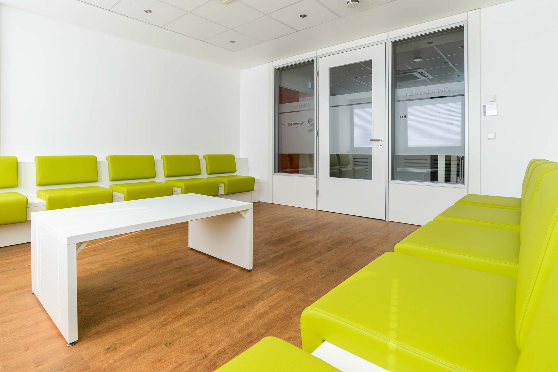 Wartezimmer mit Sitzmöbeln von ip20 Praxiseinrichtung nach Maß.