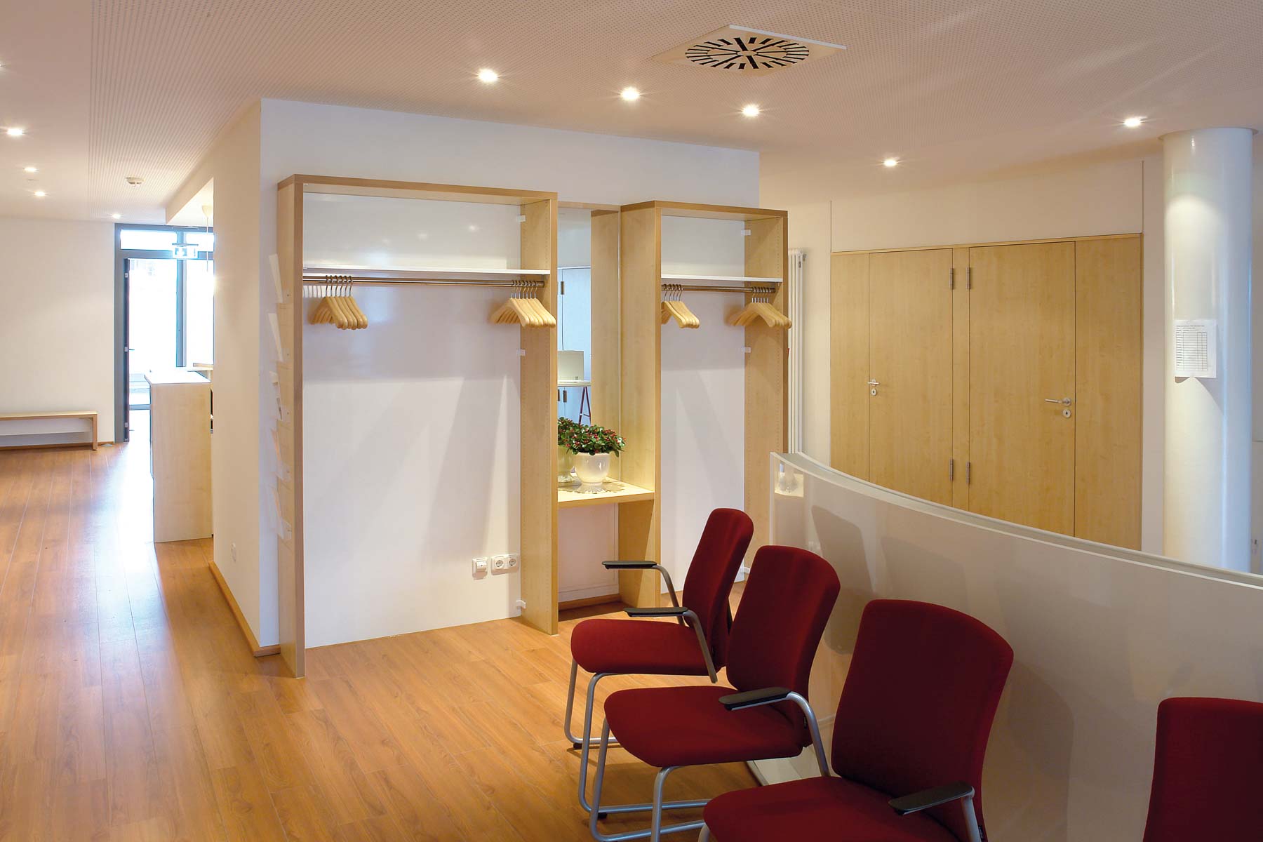 Wartezimmer mit Garderobe von ip20 Praxiseinrichtung nach Maß.