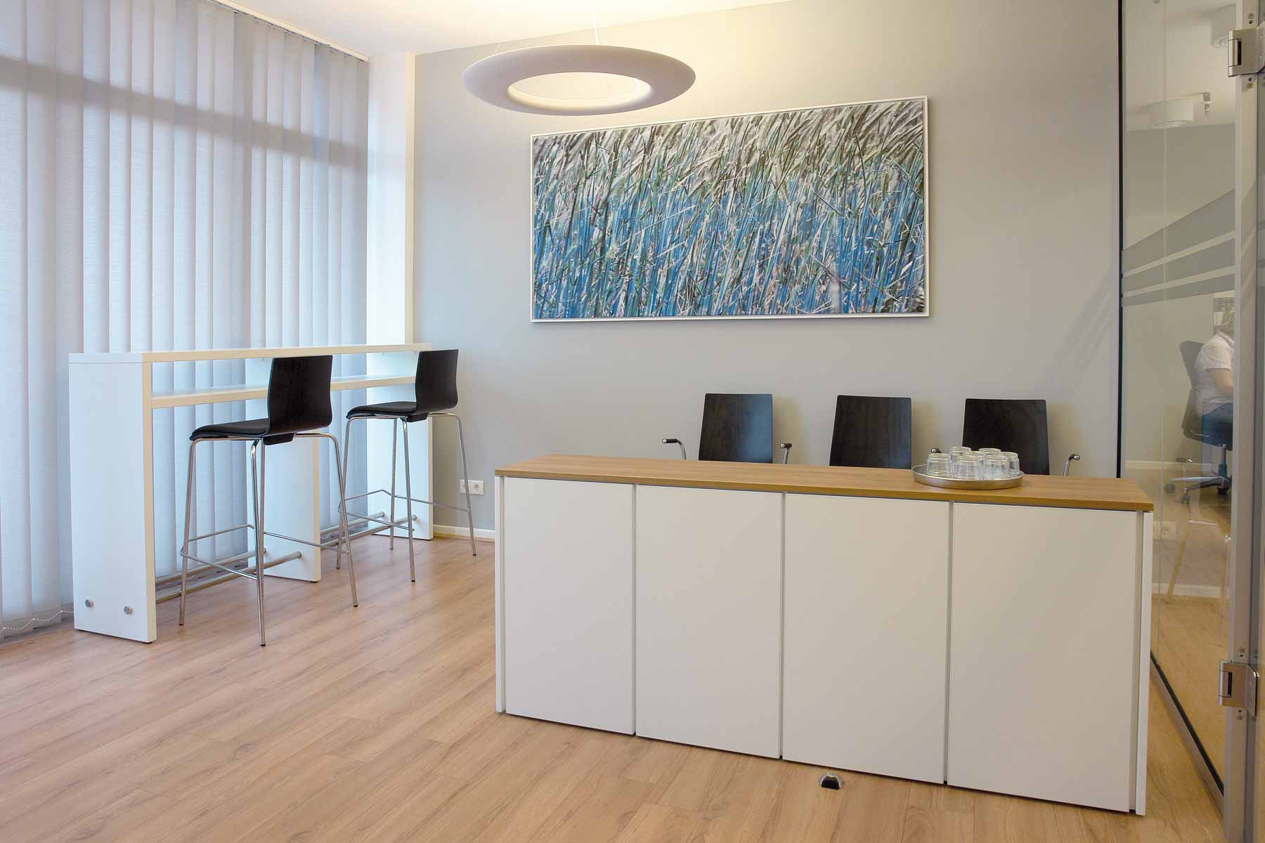 Wartezimmer mit Sitzmöbeln von ip20 Praxiseinrichtung nach Maß.