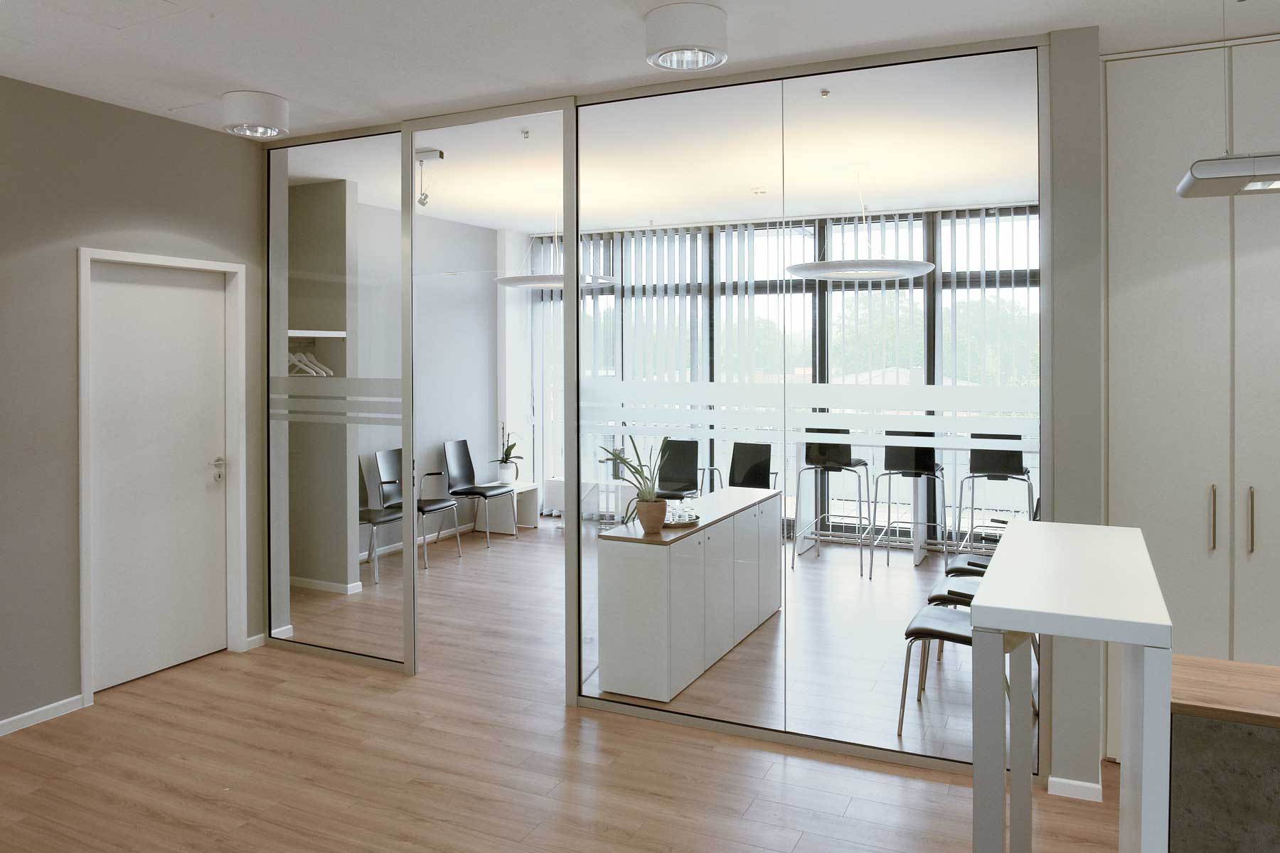 Wartezimmer mit Sitzmöbeln von ip20 Praxiseinrichtung nach Maß.