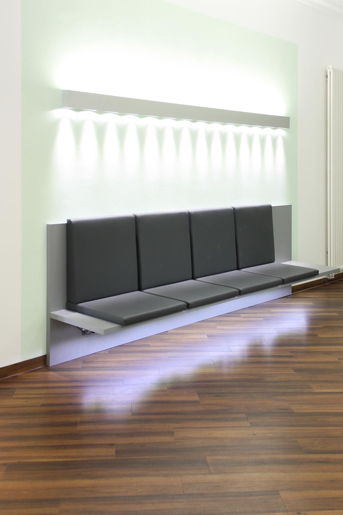 Ein Wartezimmer mit Sitzmöbeln von ip20 Praxiseinrichtung