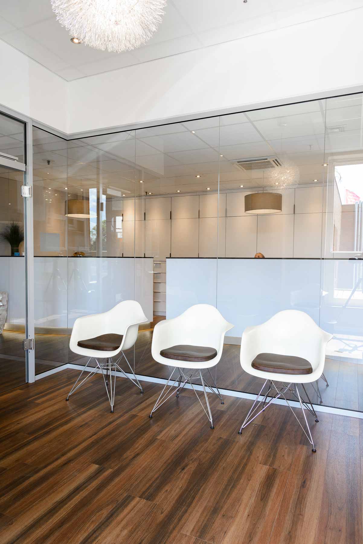 Wartezimmer mit Sitzmöbeln von ip20 Praxiseinrichtung nach Maß.