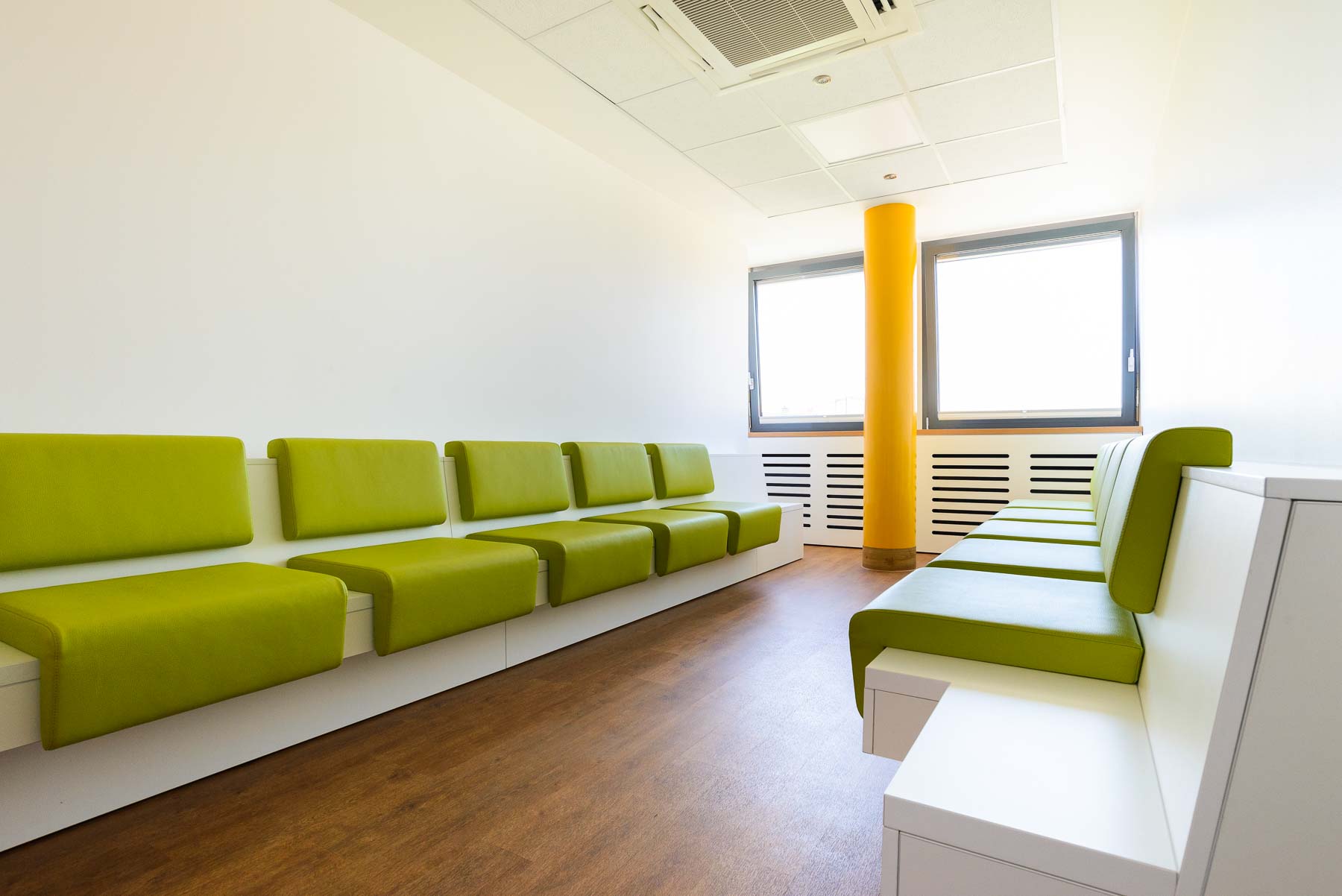Wartezimmer mit Sitzmöbeln von ip20 Praxiseinrichtung nach Maß.