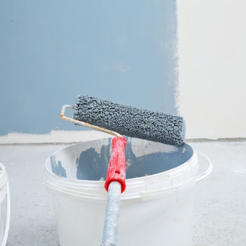 Farbeimer mit Farbrolle