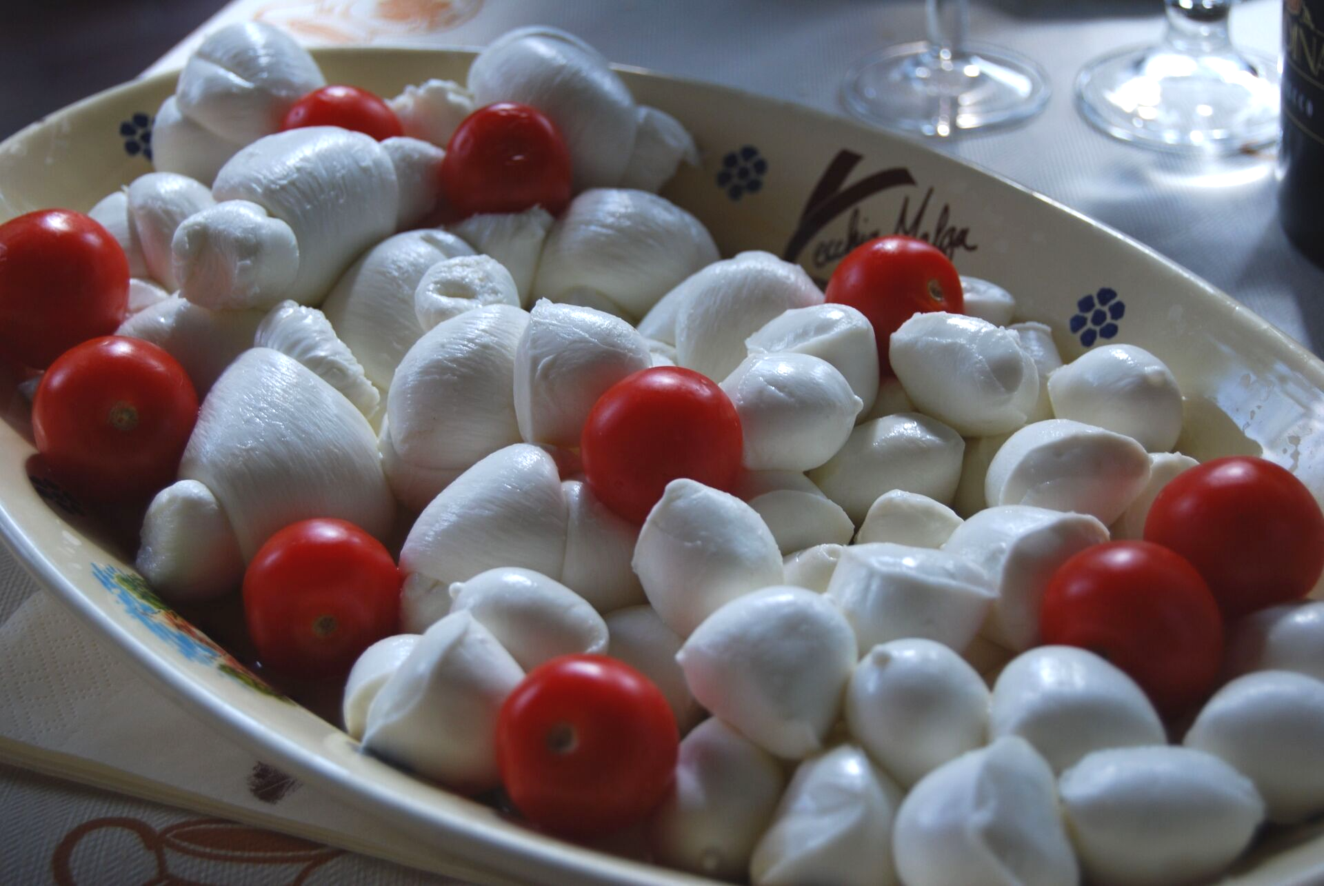 ensalada de mozarella italiana y tomates cherry