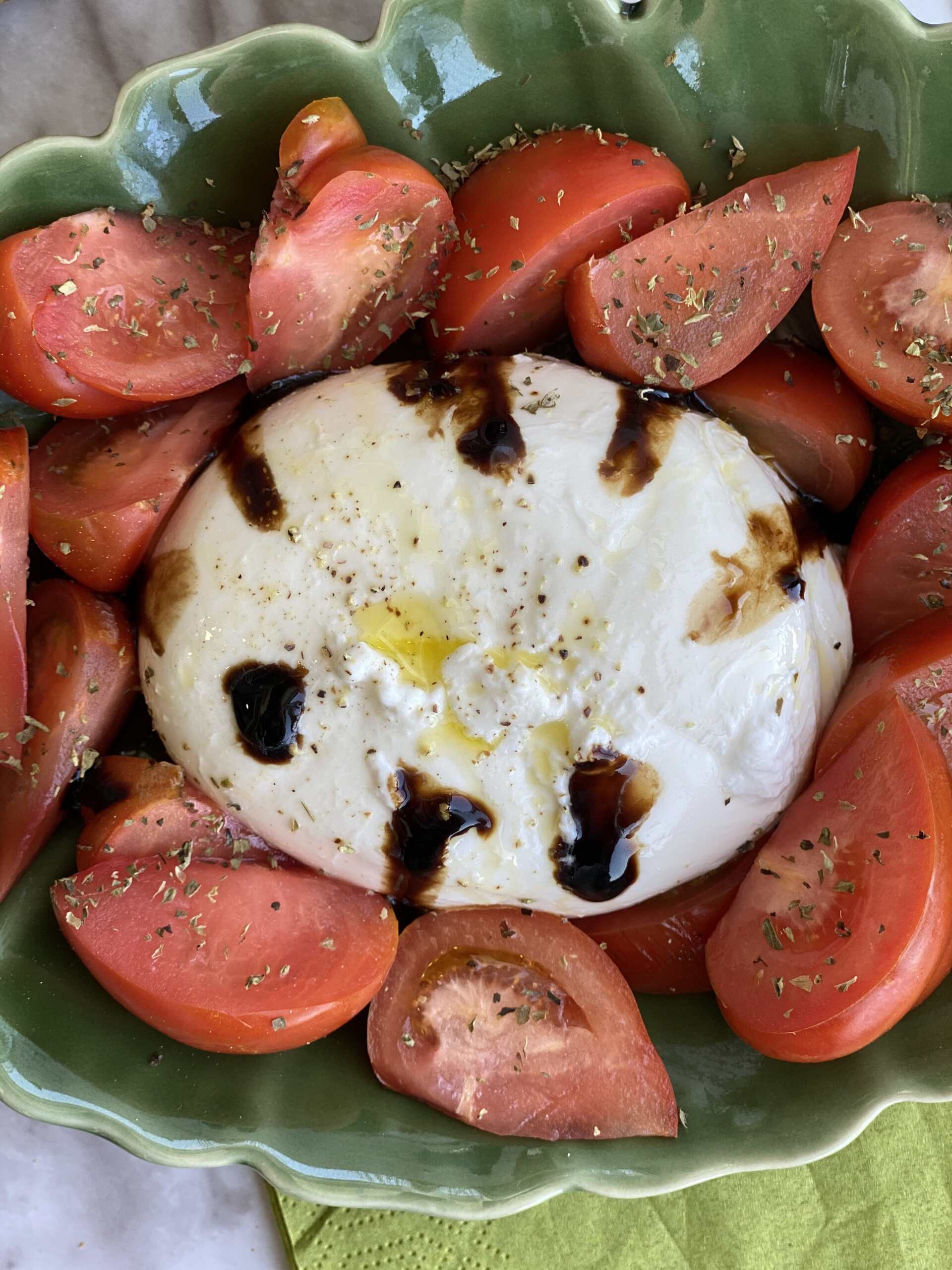 ensalada de burrata italiana y tomate con crema de aceto balsamico