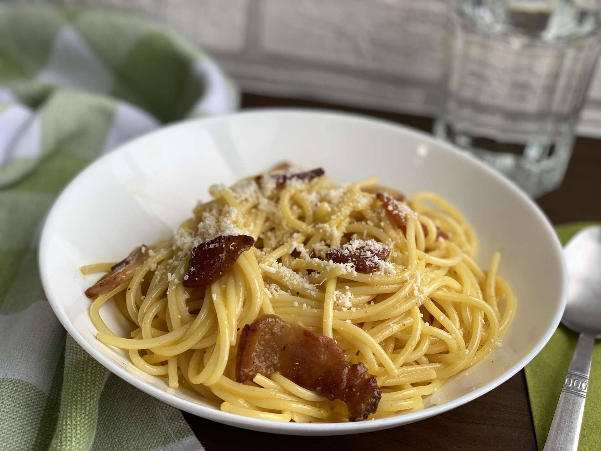 spaghetti a la carbonara con guanciale, huevo y queso pecorino romano