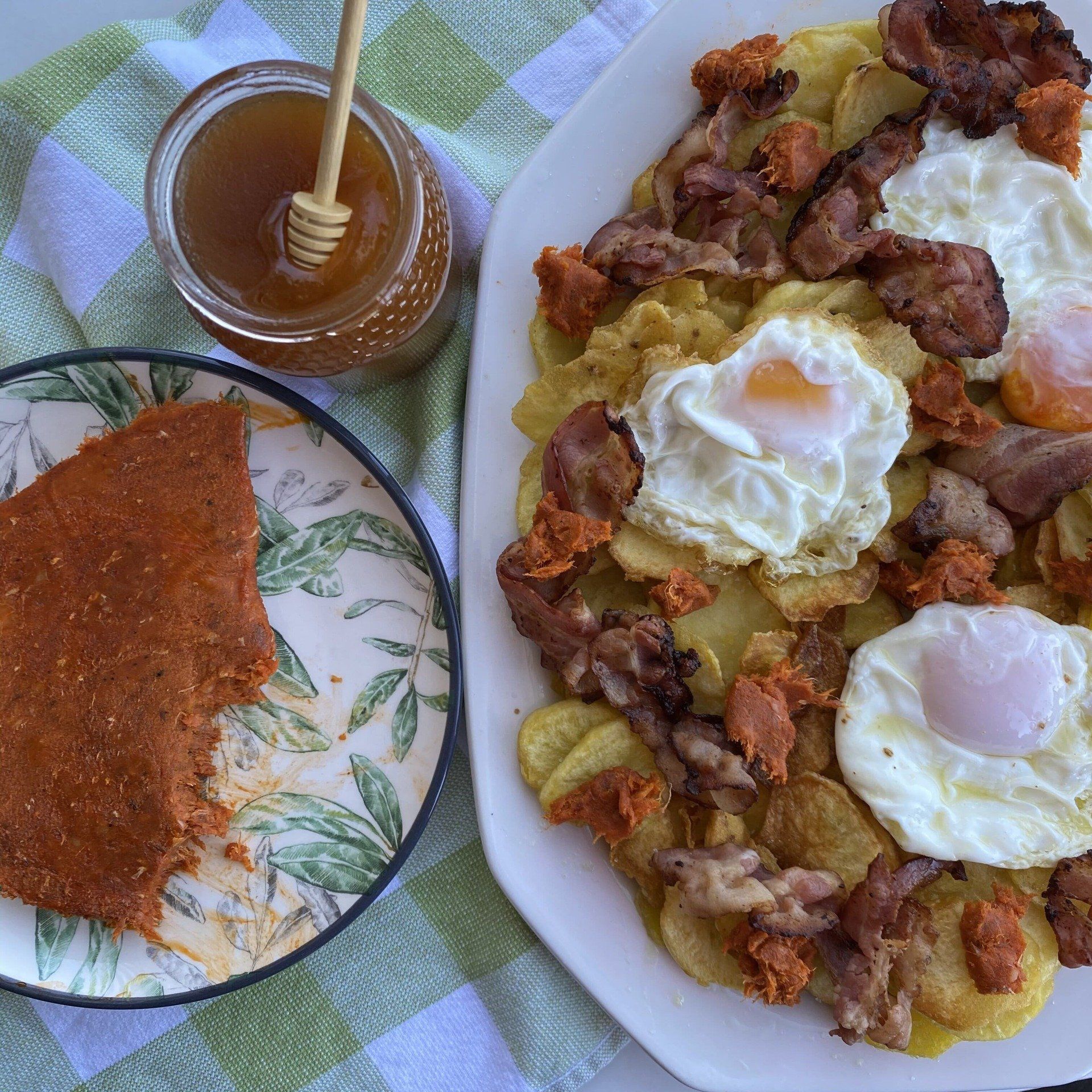 Patatas fritas con huevos, sobrasada y miel