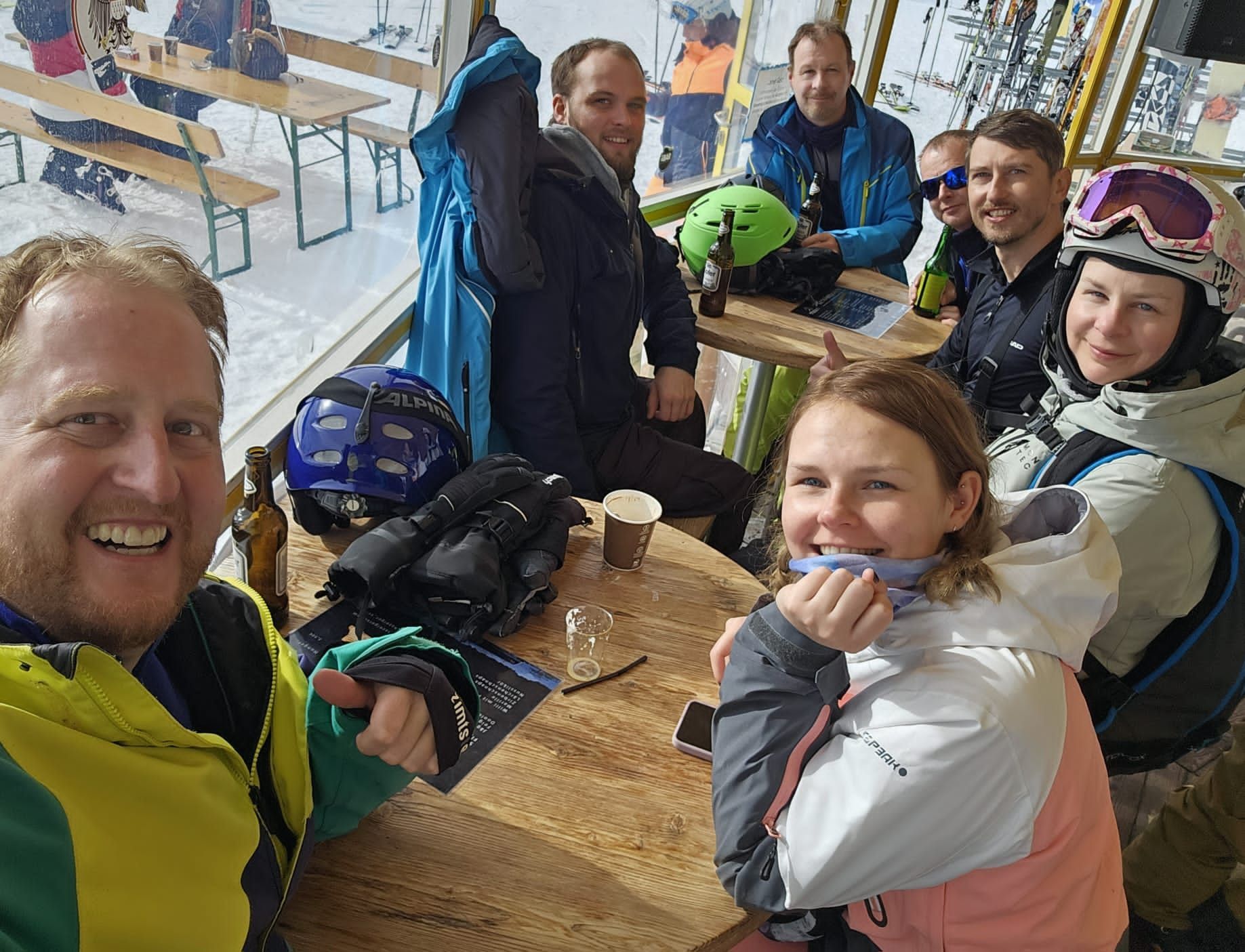 Wir gehen gemeinsam Ski oder Snowboard fahren