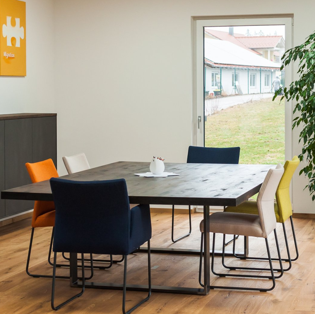 Natürliche und warme Arbeitsatmosphäre