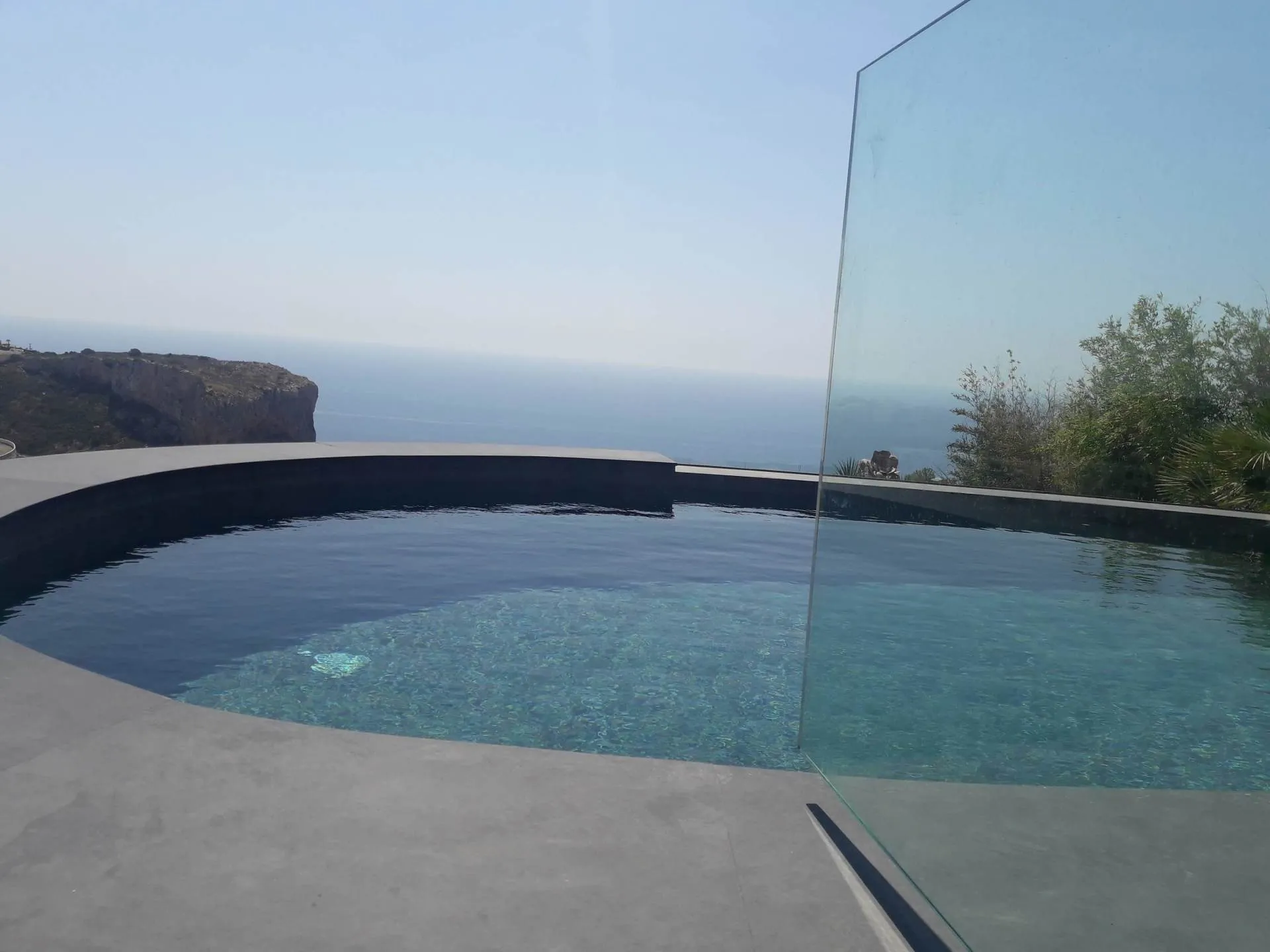 Barandilla vidrio con pasamanos minimalista