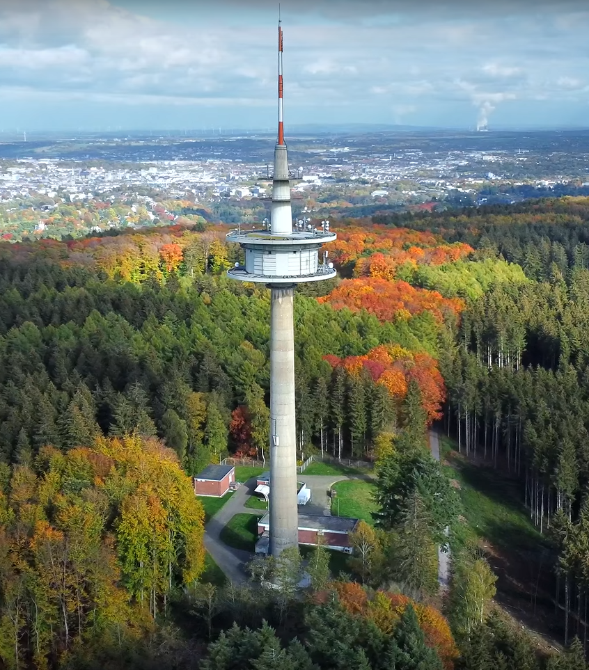Der Mulleklenkes, der Fernmeldeturm in Aachen, ragt aus dem Aachener Wald empor