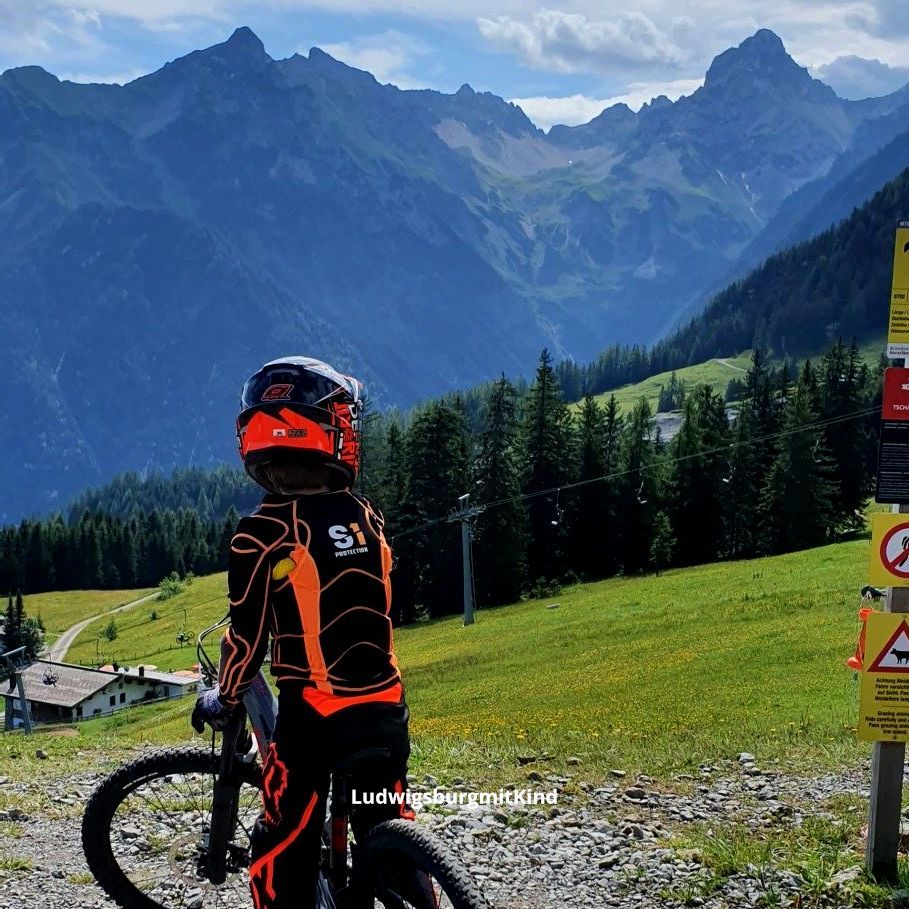 Junge mit Fahrrad in einem Bikepark rund um Stuttgart