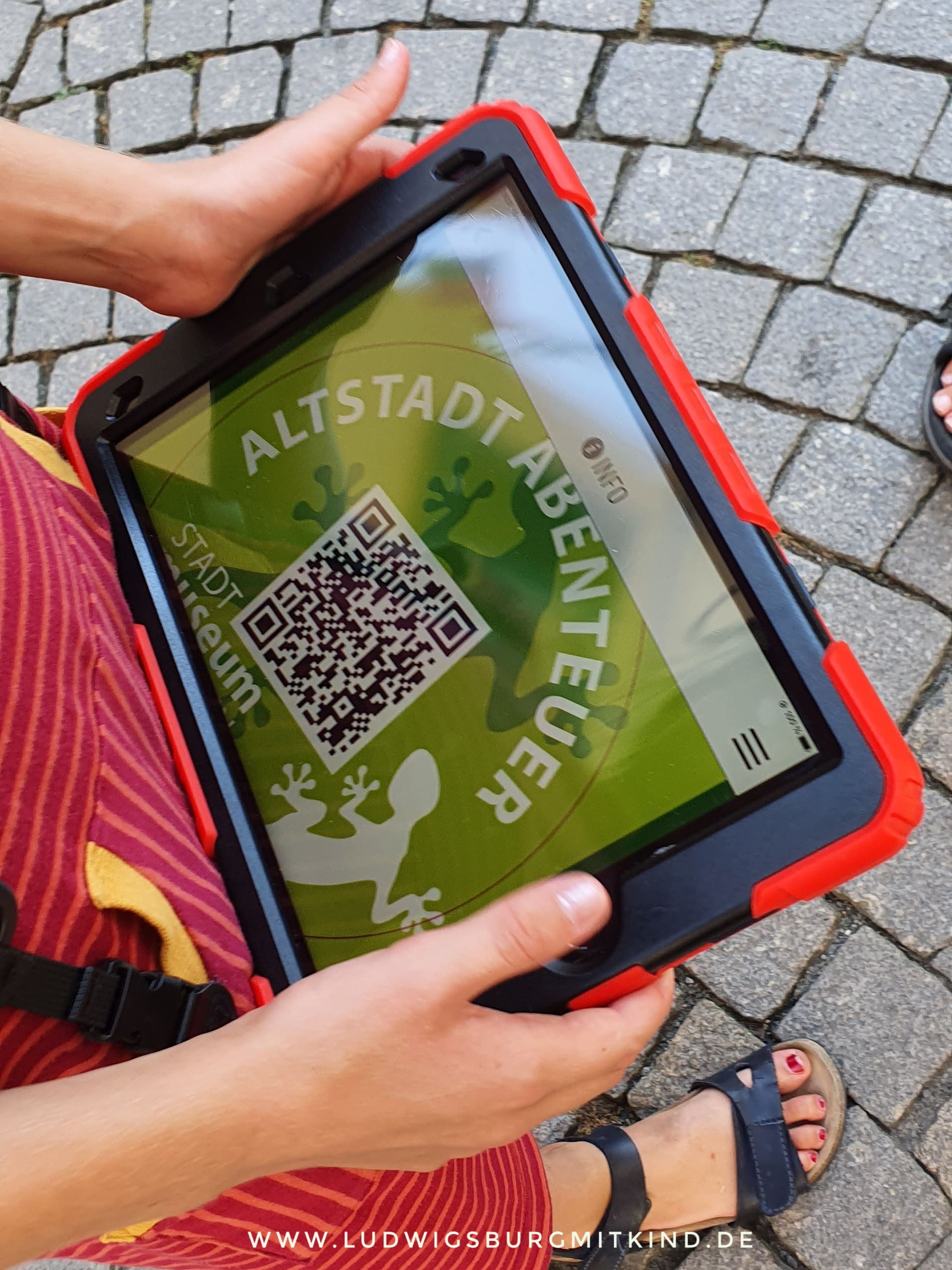 Kind mit Tablet bei der Stadtrallye in Tübingen