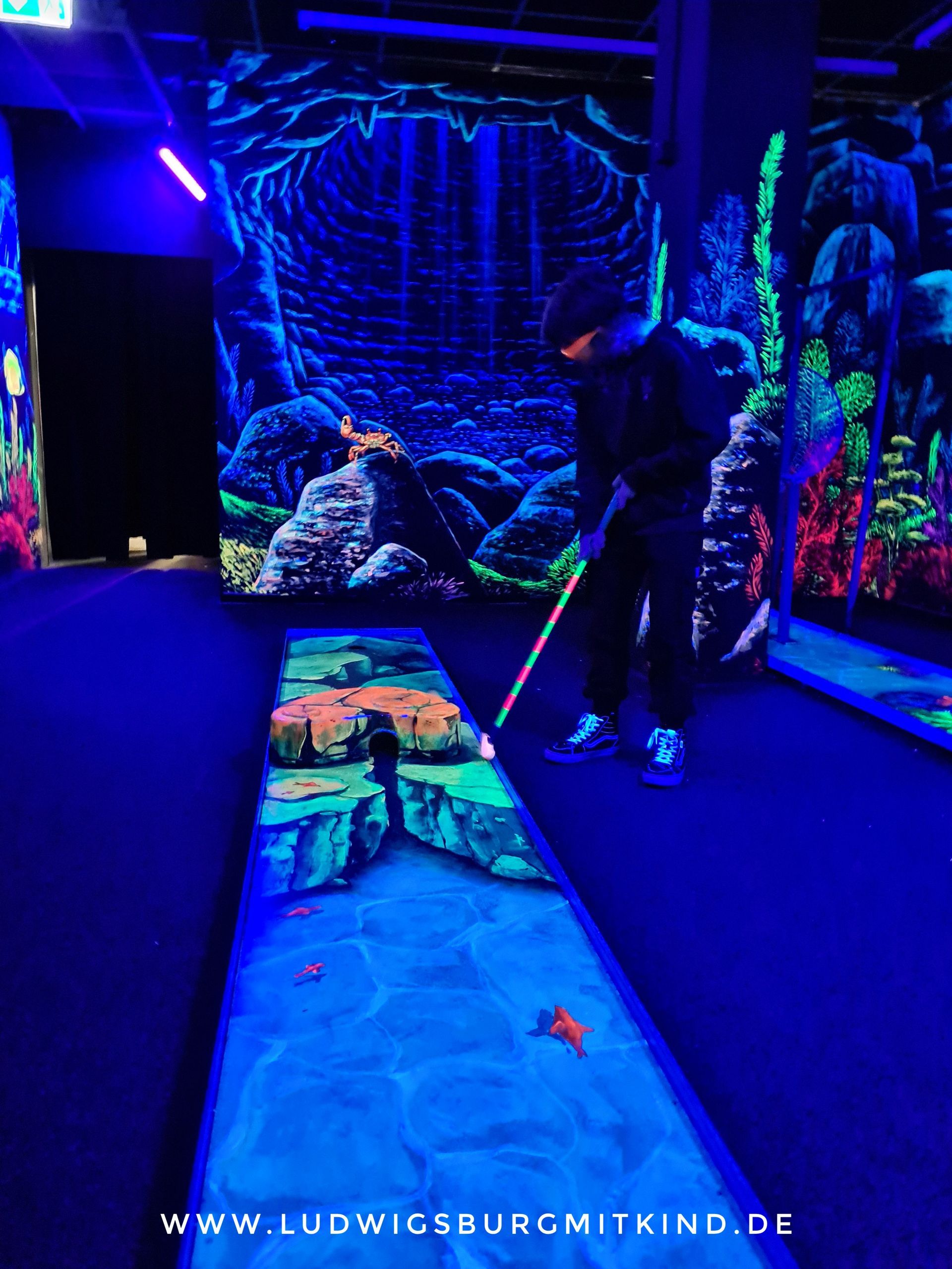 Schwarzlicht Minigolf