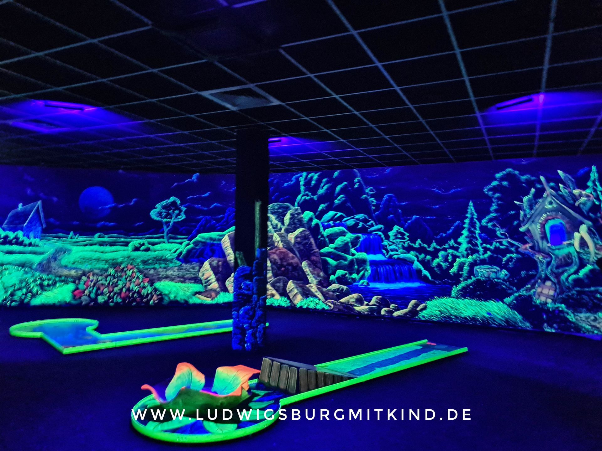 Schwarzlicht Minigolf