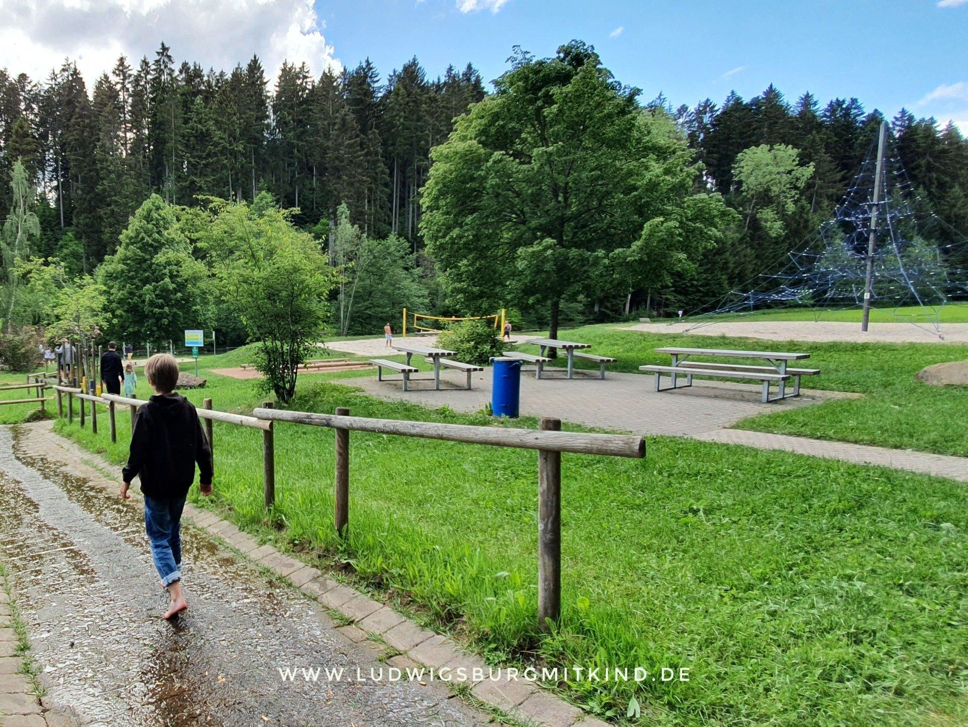 Narürlicher Bachlauf auf dem Spielplatz im Schwarzwald in Dornstetten