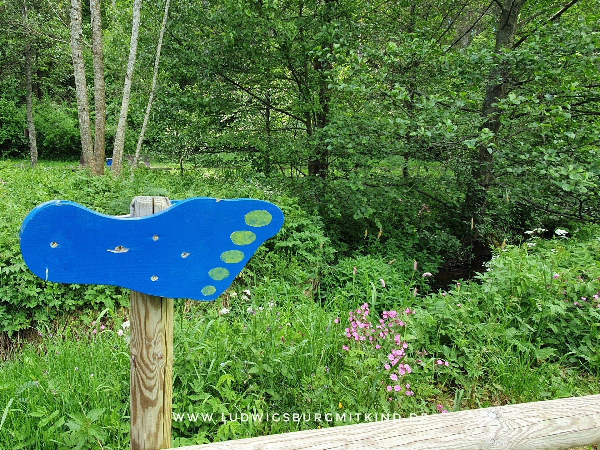 Wegweiser auf dem Barfußpfad in Dornstetten.