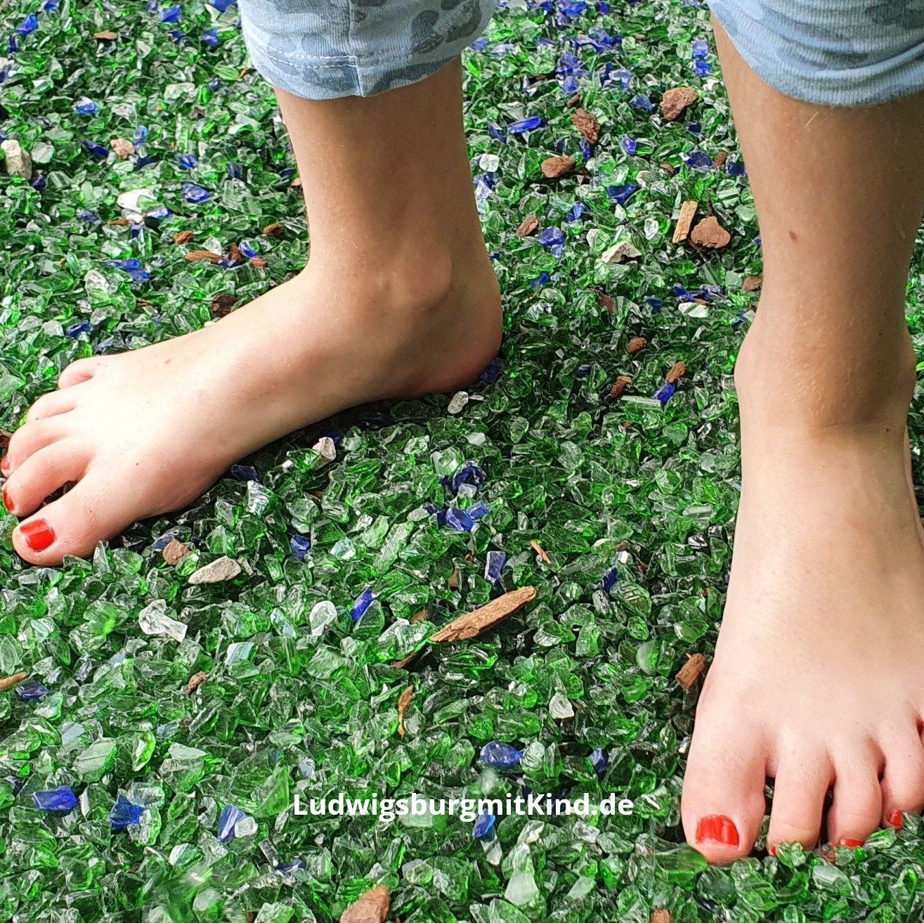 Ein Kind auf dem Barfußpark in Dornstetten im Schwarzwald