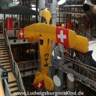 Ein Flugzeug hängt im deutschen Technikmuseum Berlin von der Decke.