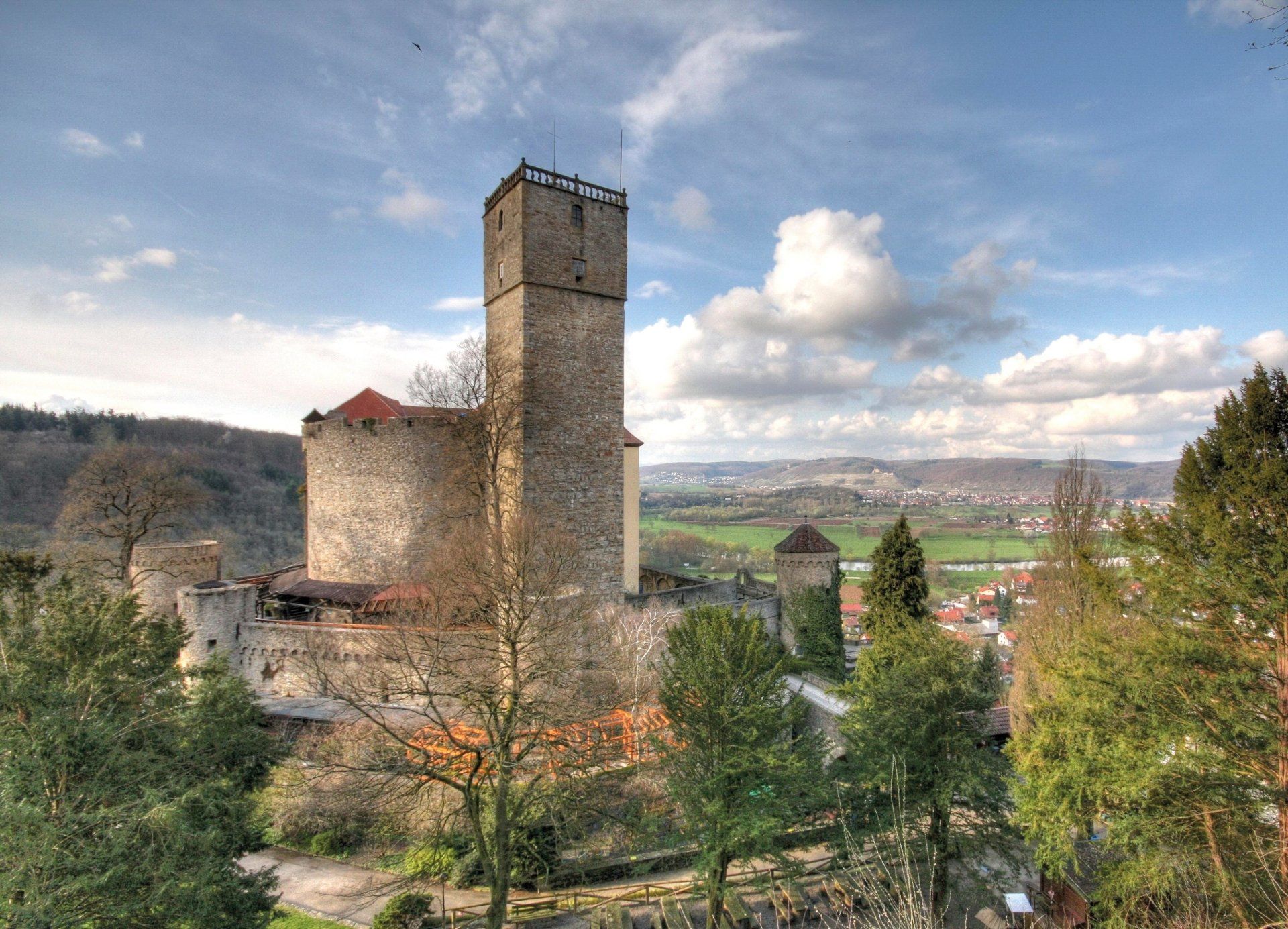 Die Burganlage Guttenberg über dem Neckar.