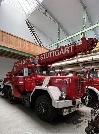 Ein Feuerwehrauto mit Drehleiter im Feuerwehrmuseum Stuttgart