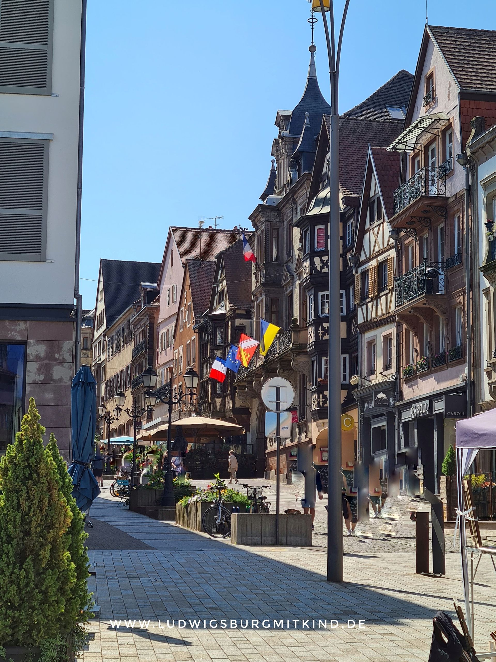 Die Strecke ist nicht besonders anspruchsvoll, doch wer zum ersten Mal Hausboot fährt, sammelt hier Fahrpraxis. Wenn das Steuern bereits gut klappt, können die Kinder unter der Aufsicht der Eltern ein wenig das Steuer übernehmen.