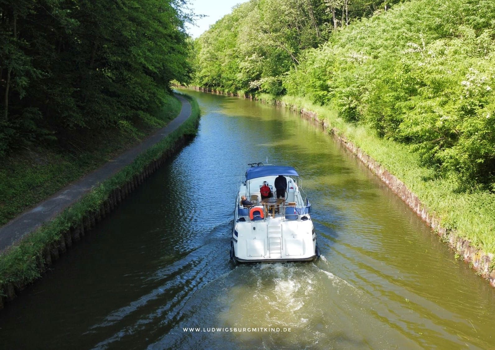 Familienurlaub auf dem Hausboot in Frankreich