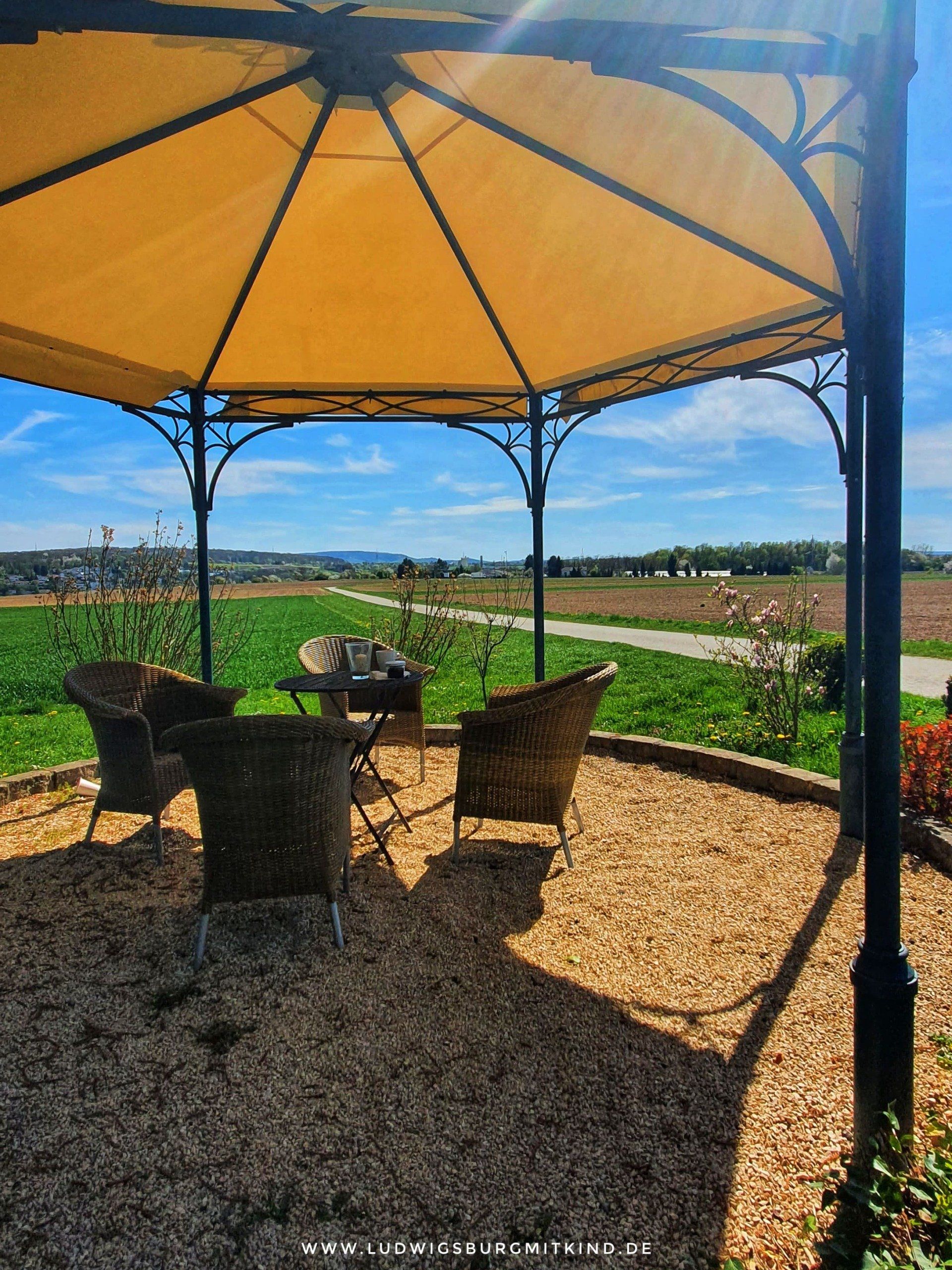 Ein Sitzplatz auf dem Hofgut Leutenecker in Remseck am Neckar.
