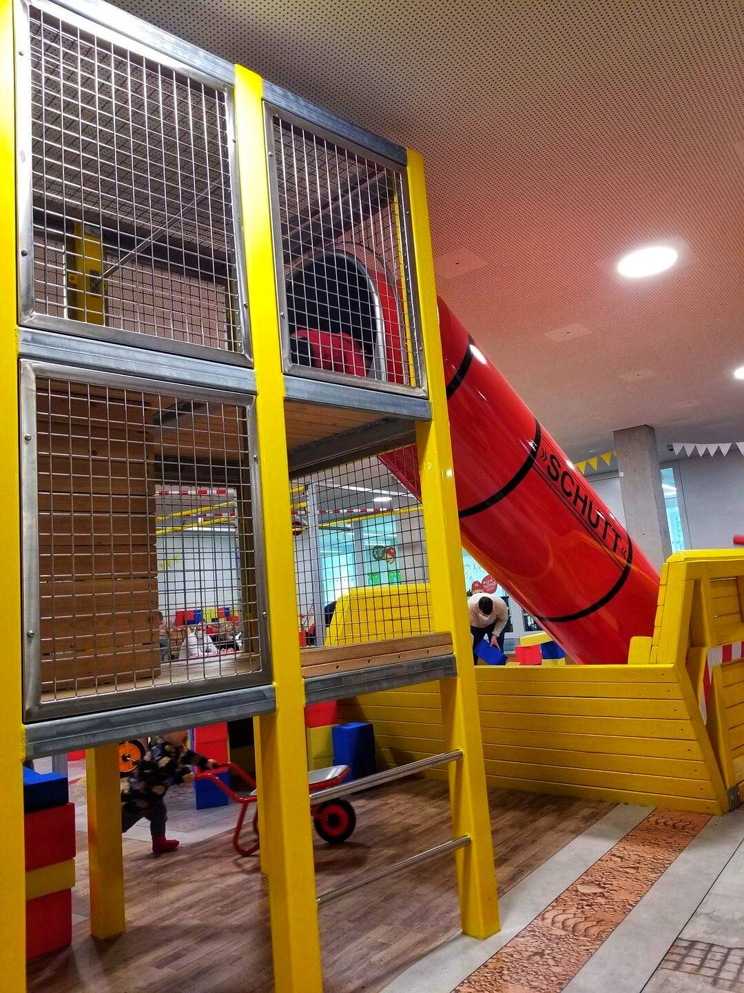 Die Kinderbaustelle  in Stuttgart mit Rutsche und Klettergerüst.